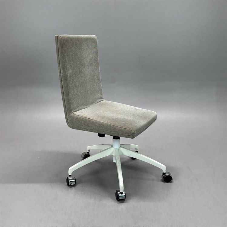 Begagnad stol med hjul Woods från EFG i beige tygklädsel, vitt underrede. Mått: Bredd 63 cm, djup 67 cm, höjd 92–105 cm, sitthöjd 42–55 cm.