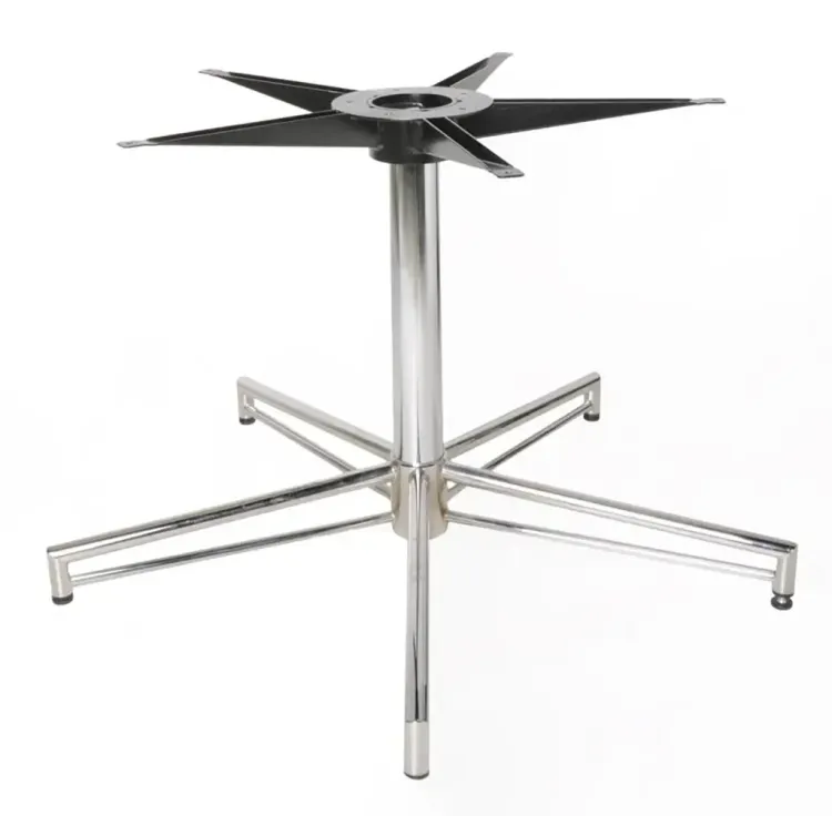 Begagnat pelarstativ X-Bone XL från Johanson Design i krom. Mått: Höjd 57 cm, Bredd 81 cm, Djup 81 cm. 