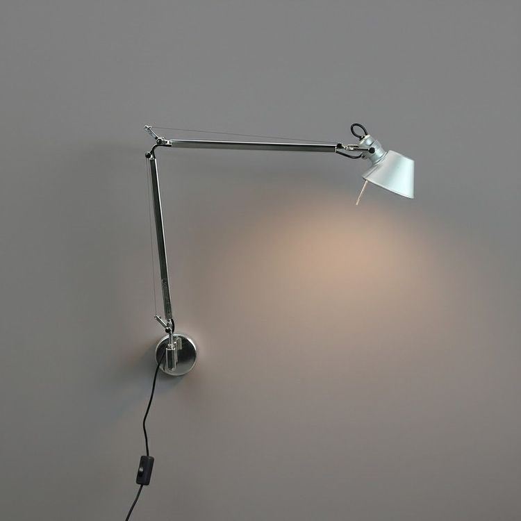 Begagnad vägglampa Tolomeo Midi LED från Artemide i grå/aluminiumfärg. Mått: Höjd upp till 100 cm, Diameter på skärmen är 11 cm.