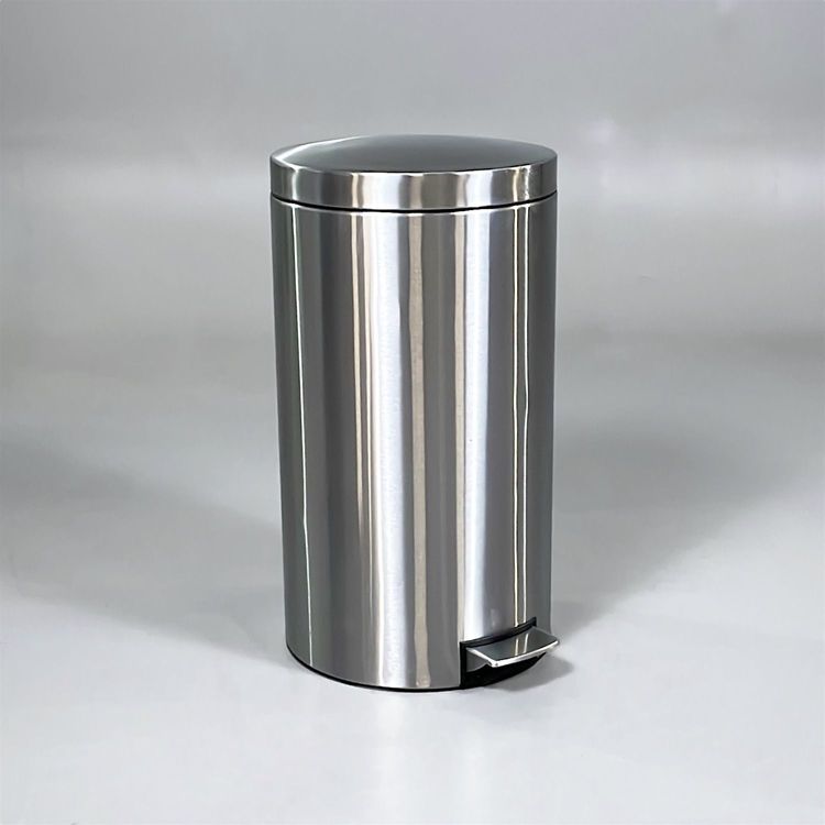 Begagnad papperskorg New Icon 40l från Brabantia med borstad aluminiumyta. Mått: Diameter 37 cm, Höjd 67 cm. 