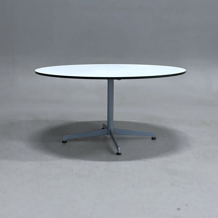 Begagnat soffbord Cooper från Lammhults. Med rund vit skiva och svart kantlist, silverfärgat stativ. Diameter 90 cm, Höjd 45 cm. 
