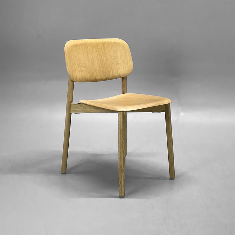 Begagnad matstol Soft Edge 60 från Hay. Med sits i formpressad ekfanér. Mått: Bredd 51.5 cm, Djup 52.5 cm, Höjd 79 cm, Sitthöjd 47.5 cm. 