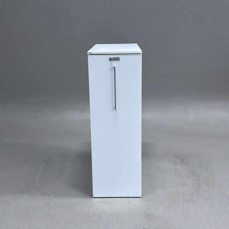 Begagnat towerskåp höger från Edsbyn i vitt. Med kodlås. Mått: Bredd: 43 cm, Djup: 84 cm, Höjd: 129 cm.