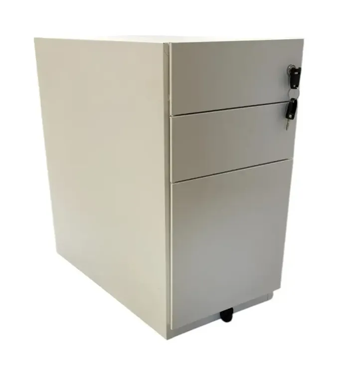 Begagnad låsbar hurts utan hjul i vit metall. Mått: höjd 57 cm, bredd 30 cm och djup 57 cm. 