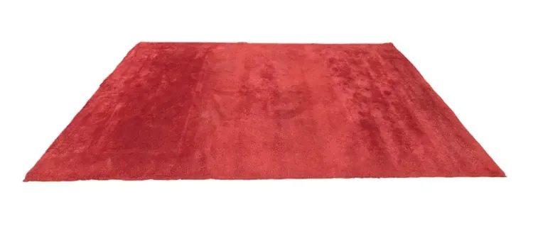 Begagnad matta från Kasthall i rött. Mått: höjd 1,5 cm, bredd 250 cm och djup 400 cm. 