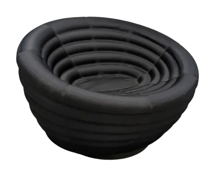 Begagnad fåtölj Blow från HAY i svart. Mått: höjd 62 cm, bredd 87 cm, djup 80 cm,  sitthöjd 37 cm. 