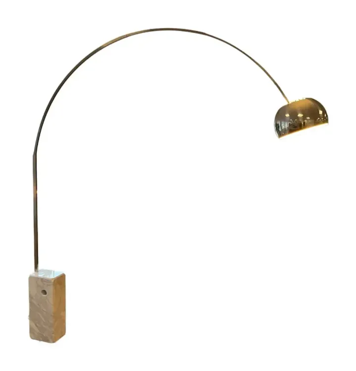 Begagnad golvlampa Arco från Flos i krom med mas i Carrara marmor. Mått: Höjd 240 cm x Bredd 32 cm x Djup 215 cm. 