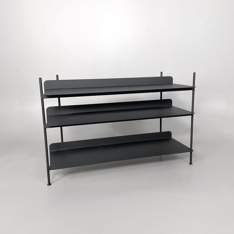 Begagnad öppen förvaring Compile från Muuto. Mått: Bredd 121 cm, djup 42 cm och höjd 78 cm.