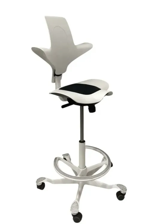 Begagnad kontorsstol Capisco Puls 8010 från Håg är vit med svart sitskudde. Mått:  Höjd 118 cm x Bredd 70 cm x Djup 70 cm. 