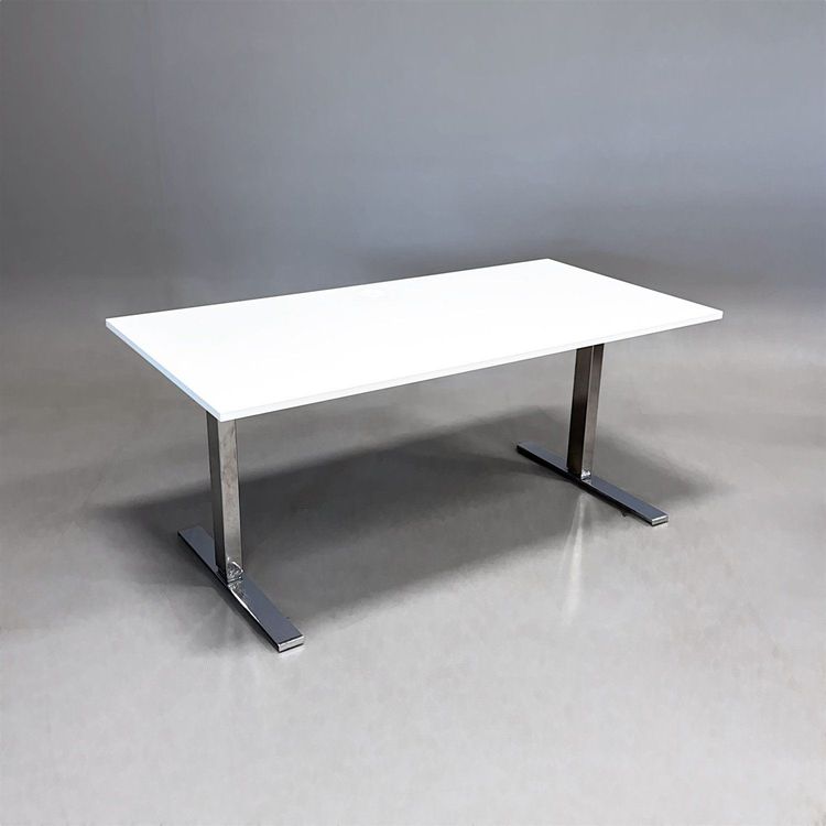 Begagnat höj och sänkbart skrivbord. Med vit laminatskiva och kromstativ Mått: bredd 160 cm, djup 80 cm, justerbar höjd mellan 70 till 120 cm. 