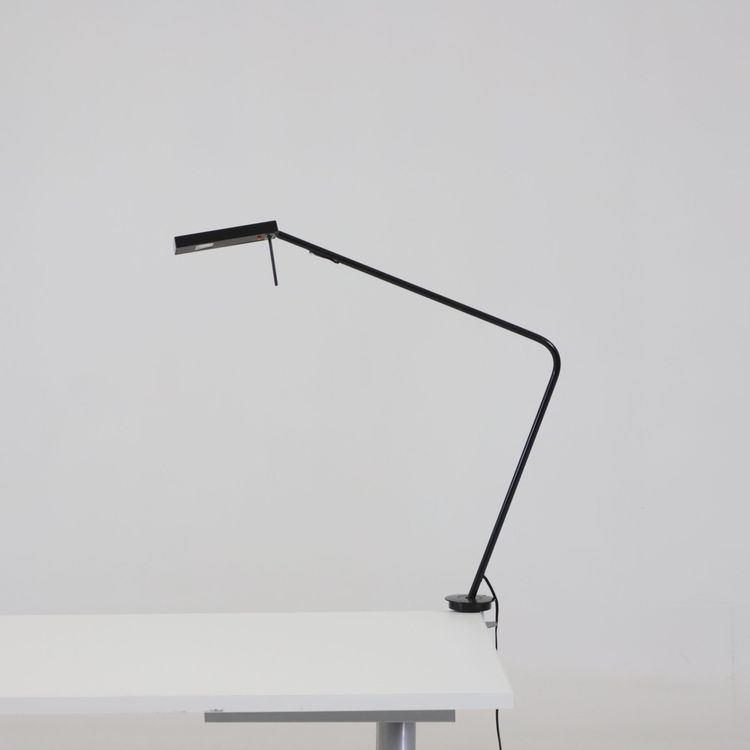 Begagnad skrivbordslampa Ninety från Glamox Luxo i svart. Mått: Längd: 14 cm, Höjd: 60 cm, Bredd: 5 cm. 