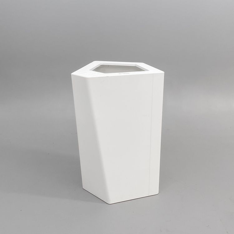 Begagnad källsortering Kite från TreCe i vit färg för restavfall. Mått: bredd 50 cm, djup 49.2 cm och höjd 70 cm. 