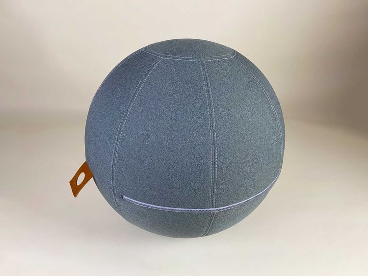Begagnad balansboll Office Ballz från Götessons. I grönt tyg. Mått: diameter 65 cm. 
