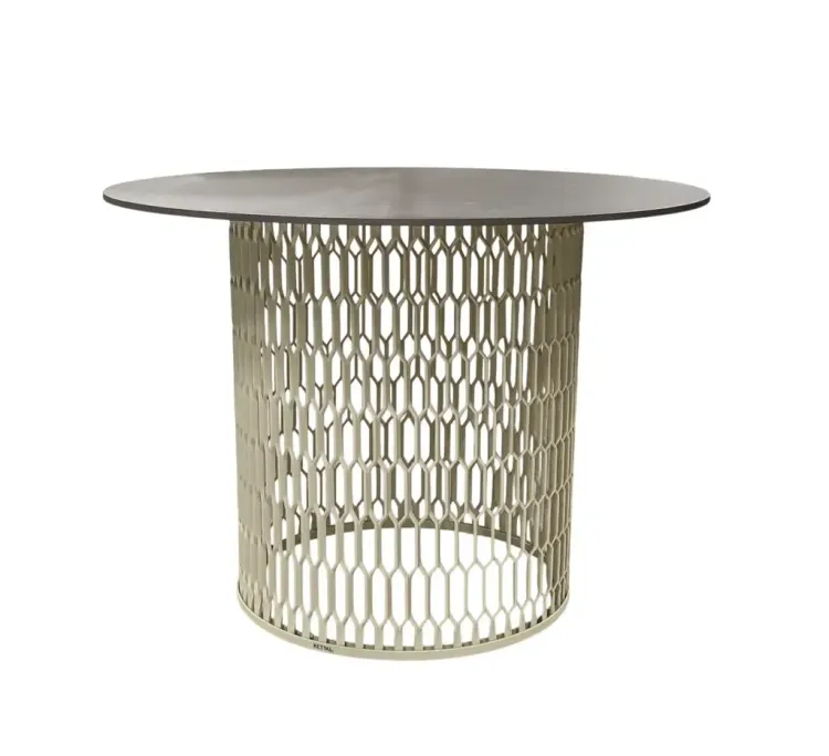 Begagnat utebord från Kettal i grönt och grått. Med aluminiumstomme med skiva i aluminium. Mått höjd 44 cm, bredd 60 cm djup 60 cm.