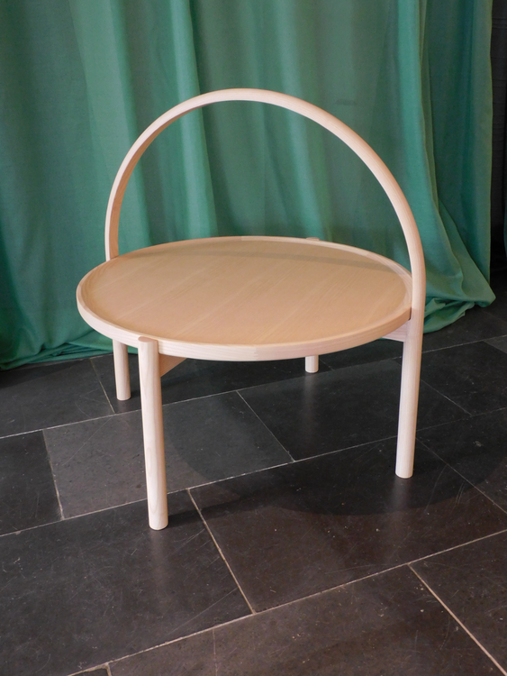 Begagnat soffbord från Gärsnäs modell Elna med bordsskiva och stativ i ask. Mått: diameter 60 cm, höjd inklusive bygel är 64 cm. 