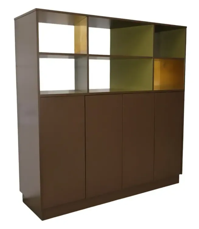 Begagnat förvaringsskåp med slagdörrar och öppen del. I brun, grön och mässing. Mått: höjd 163 cm, bredd 160 cm, djup 49,5 cm. 