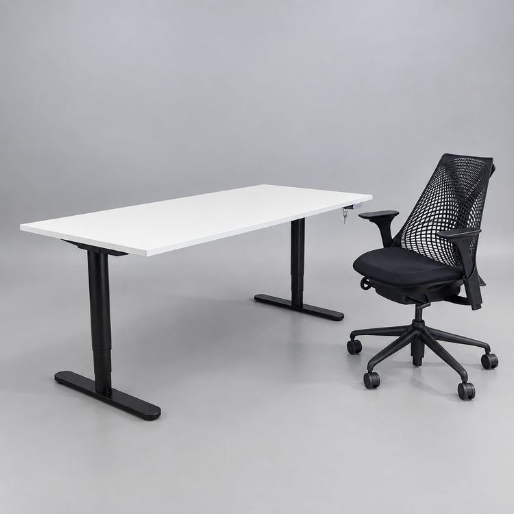 Begagnad kontorsgrupp med höj- och sänkbart skrivbord från Ikea samt kontorsstol Sayl från Herman i svart och vitt. Mått: Bredd 160 cm, Djup 80 cm, höjd 70–120 cm. 