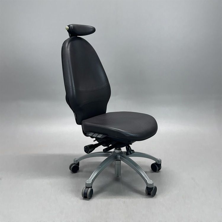 Begagnad kontorsstol Extend från RH i mörkbrunt läder med hög rygg, nackstöd. Utan armstöd. Mått: Sitthöjd 42–53 cm.