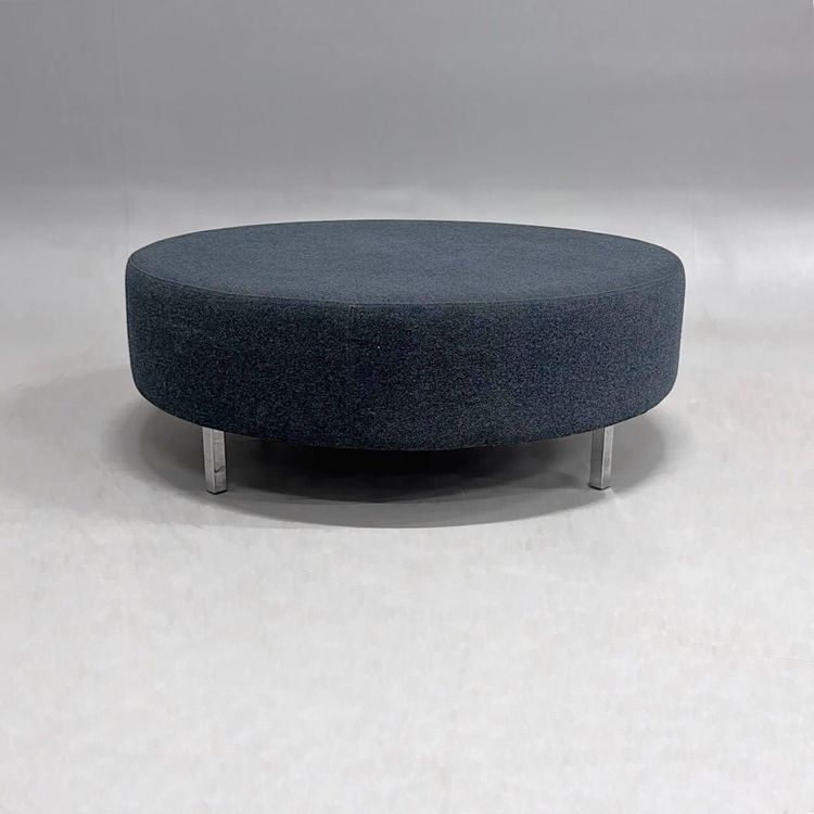 Begagnad rund sittpuff U-sit från Johanson Design i mörkgrått tyg och ben i krom. Diameter: 120 cm och höjd: 43 cm. 