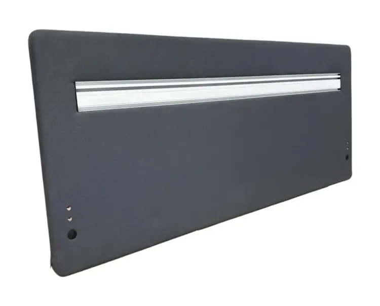 Begagnad bordsskärm från Götessons i mörktgrått tyg med funktionslist. Mått: höjd 65 cm, bredd 150 cm, och djup 3 cm.  