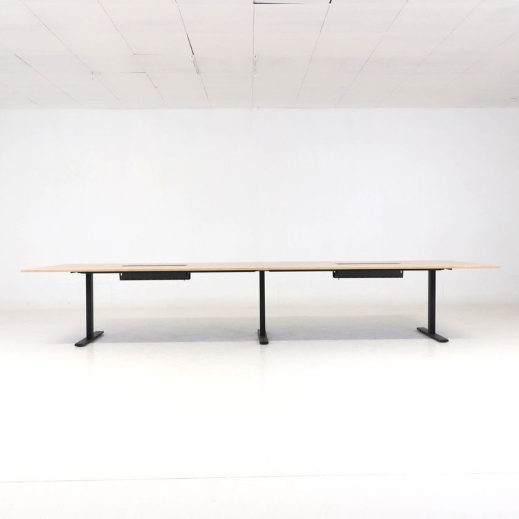 Begagnat konferensbord Frankie från Martela i ek. Mått: Bredd 420 cm, djup 120 cm och höjd 73 cm. 
