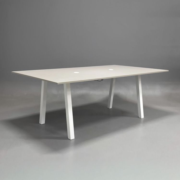 Begagnat projektbord modell VX Projekt från Horreds i gråbeige bordsskiva med vitt stativ. Mått: bredd 240 cm, djup 140 cm, höjd av 90 cm.