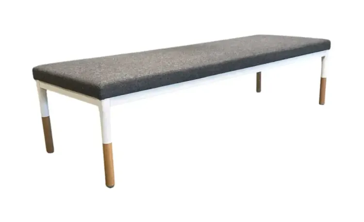 Begagnad sittbänk Reform från Johanson Design i grått. Mått: Höjd 46 cm, Bredd 181 cm, Djup 62 cm. 