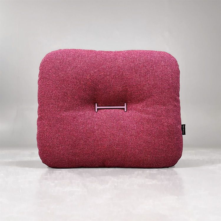 Begagnad kudde från Normann Copenhagen, modell Hi Cushion Flax i lila färg. Mått: bredd 60 cm, höjd 50 cm. 