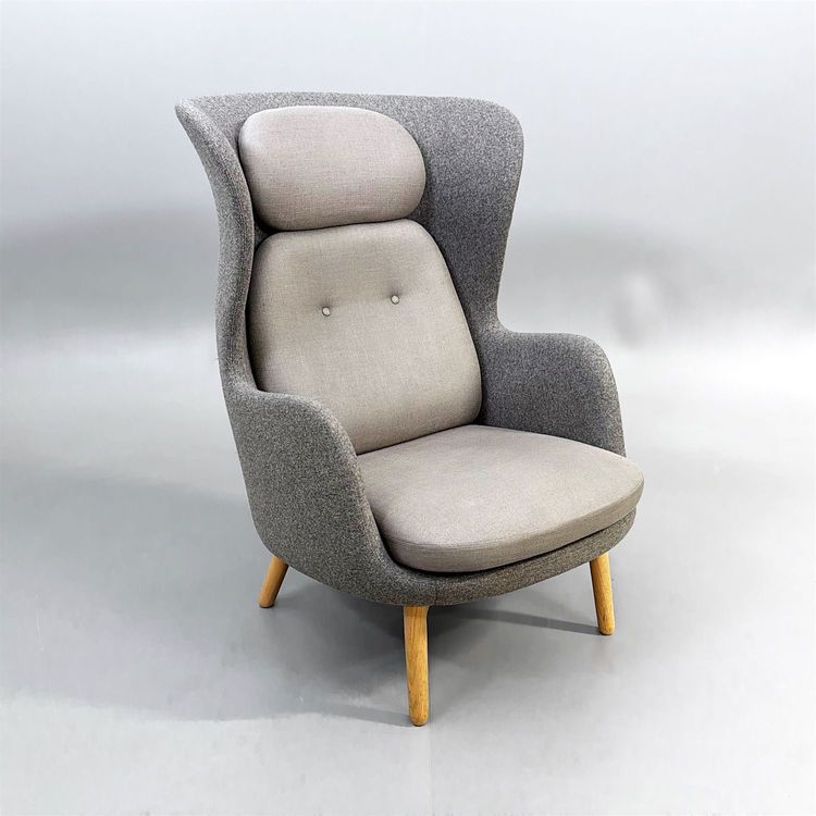Begagnad fåtölj Ro JH2 från Fritz Hansen i grått med ben i ek. Mått: bredd 80 cm, djup 97 cm och höjd 113 cm. 