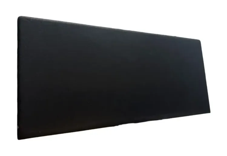 Begagnad bordsskärm Tab från EFG i svart. Mått: höjd 76 cm, bredd 180 cm och djup 3 cm. 
