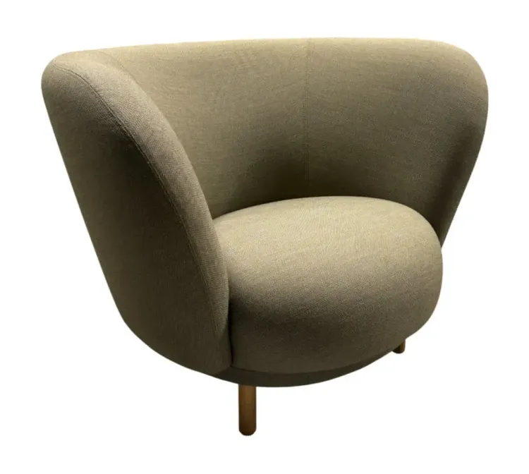 Begagnad fåtölj Dandy från Massproductions. Klädseln är grå/grönt tyg med ben i ek.   Mått: höjd 72 cm, bredd 95 cm och djup 80 cm. 