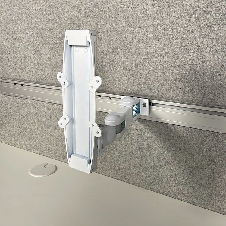 Begagnad vit monitorarm 'Vesa Slider' från Forming Function med skärmfäste. Designad för ergonomi med justerbar höjd och vinkel. Passar perfekt till både hemmakontor och professionella miljöer.