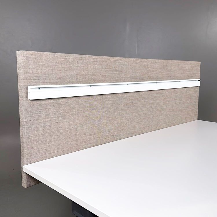Begagnad bordsskärm VX från Horreds i beige med funktionslist. Mått: bredd 120 cm, djup 3 cm och höjd 60 cm.