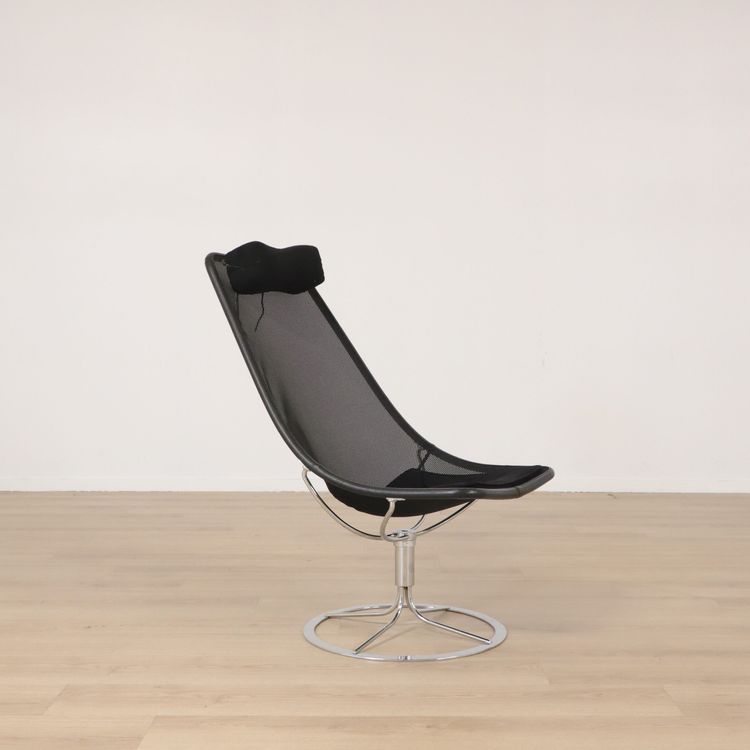 Begagnad svart fåtölj Jetson av Bruno Mathsson i fint skick. Ergonomisk form med hög rygg och mjukt nackstöd. Slank stålram kombinerat med exklusiva läderdetaljer.