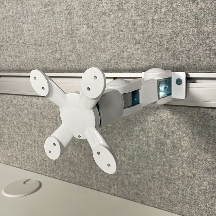 Begagnad vit monitorarm från Forming Function, modell Vesa. Hållbart metallfäste med justerbara funktioner för optimal ergonomi. Bredd upp till 100 cm. Skick: 4/5