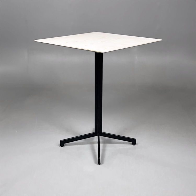 Begagnat barbord Madison från Johanson Design. Bordsskivan i vitlaserad ask och svart stativ. Mått: bredd 70 cm, djup 70 cm och höjd 90 cm.