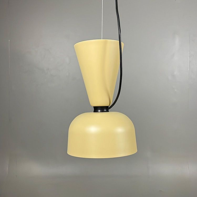 Begagnad taklampa Alphabeta från Hem i beige. Mått: Diameter 13,5/18,5 cm och höjd 29 cm.