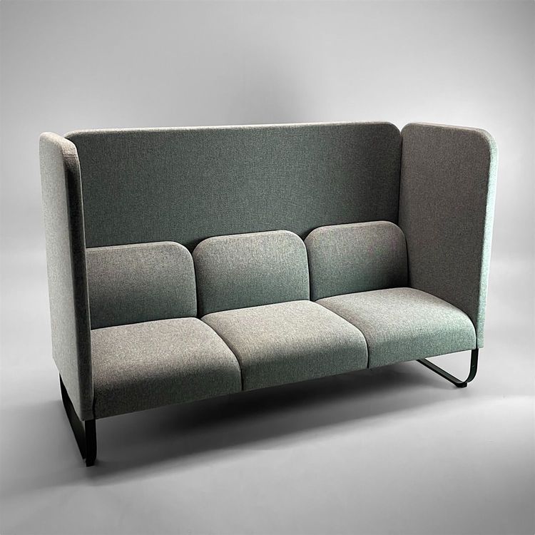 Begagnad soffa med hög rygg Bail från Johanson Design i grått tyg. Mått: bredd 190 cm, höjd 130 cm, Sitthöjd 45 cm.