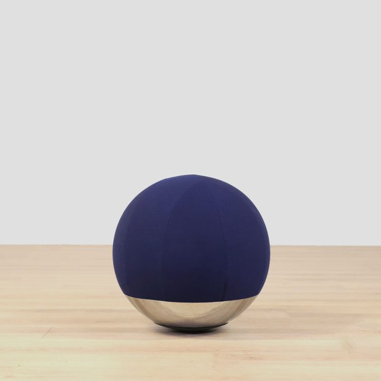 Begagnad balansboll Boullée från Materia i mörkblått med kromad underdel. Mått: diameter 52 cm.