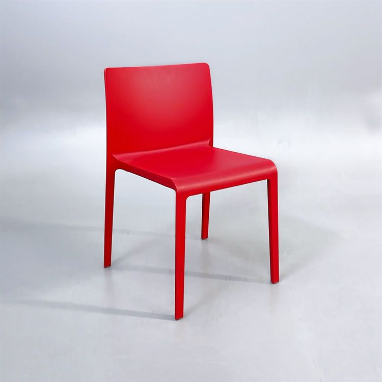 Begagnad matstol från Pedrali, modell Volt i rött. Mått: 51 cm, djup 52.5 cm samt höjd 77.5 cm, sitthöjd 46 cm. 