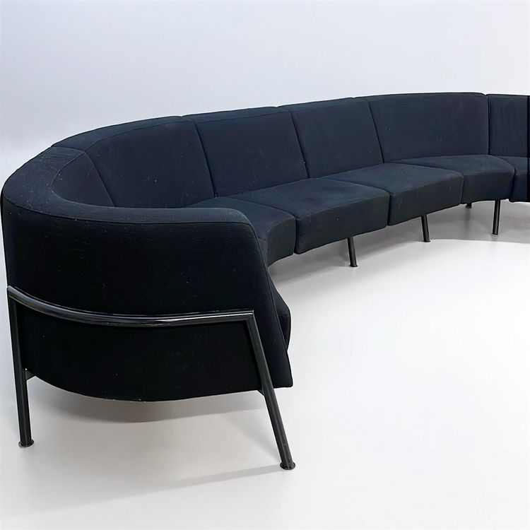 Begagnad svängd soffa från Kinnarps, modell Trix i svart tyg. Ben i metall. Mått: Bredd 380 cm, Djup 150 cm, Höjd 76 cm. 