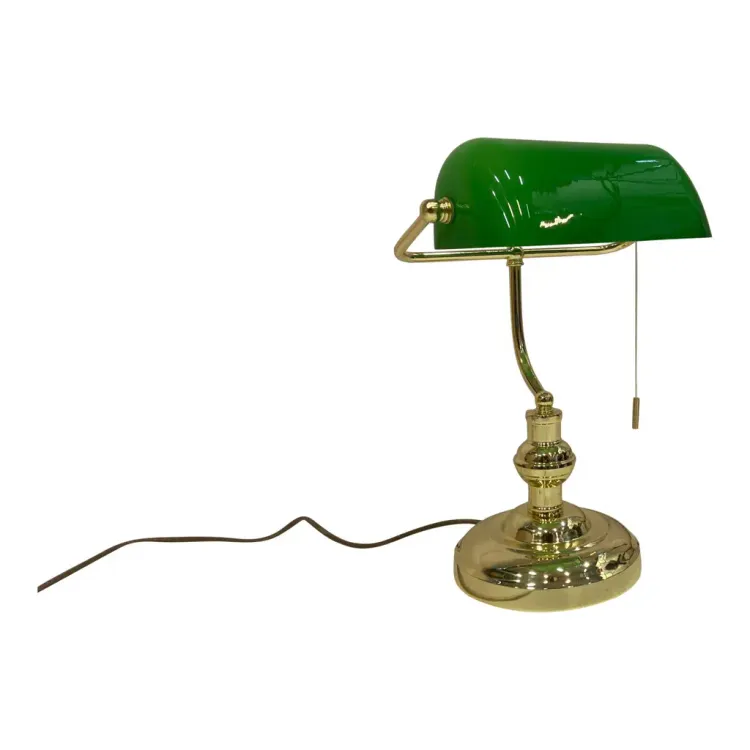 Begagnad bordslampa modell Milenka från Lindby. Med grön lampskärm och gyllene mässingsstång. Mått: höjd 50 cm, bredd 27 cm och djup 18,5 cm. 