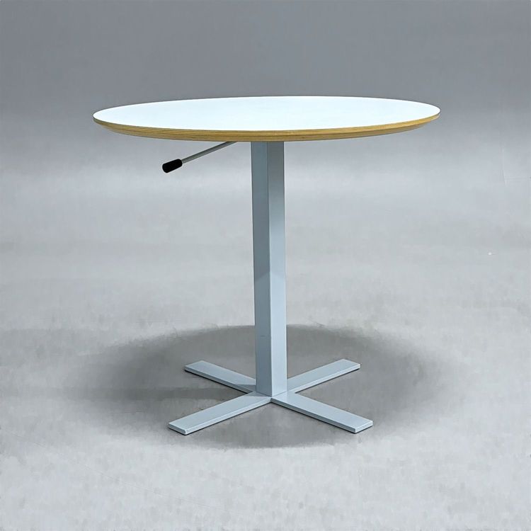 Begagnat höj och sänkbart cafébord från Swedstyle. Med vit rund skiva, stativ i silver. Diameter 70 cm, justerbar höjd mellan 62.5 cm till 107.5 cm. 