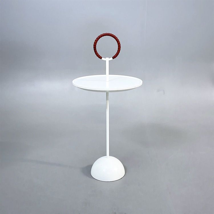 Begagnat soffbord Lollipop från Karl Andersson & Söner i vit färg med läderring. Mått: diameter 38 cm och höjd 55.5 cm. 