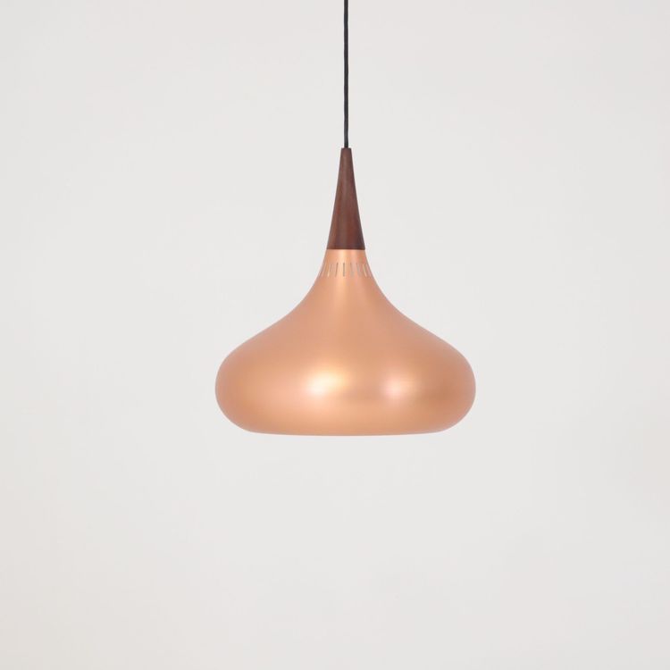 Begagnad taklampa Orient P2 från Fritz Hansen i orange. Mått: Höjd 40 cm och diameter 34 cm.