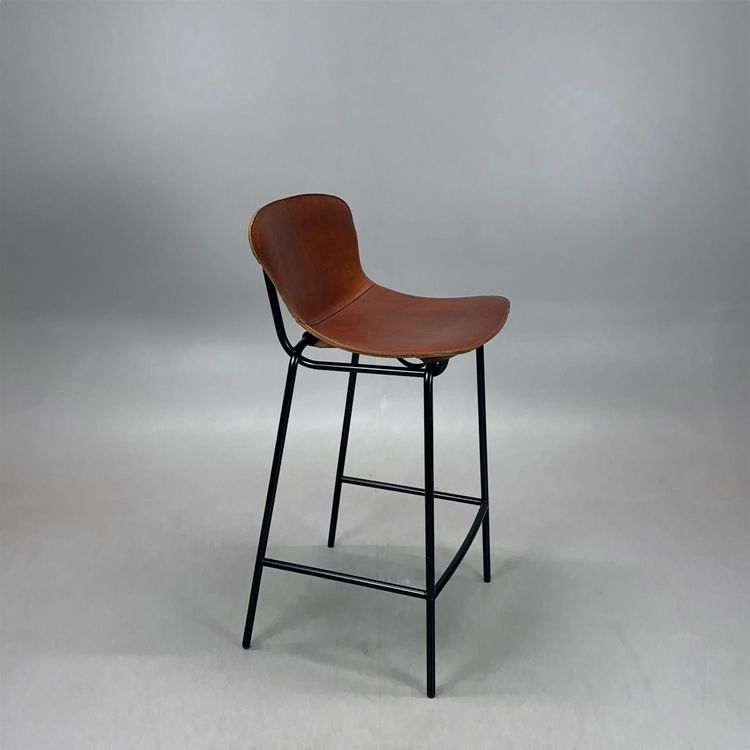 Begagnad barstol Hammock från David Design med brun skinnsits, svart underrede. Mått: Bredd 44,5 cm, djup 48,5 cm, höjd 85,5 cm, sitthöjd 65 cm.