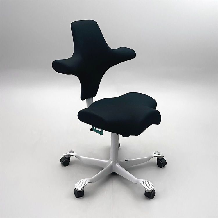 Begagnad kontorsstol Capisco 8106 från HÅG med sadelsits i svart tyg. Mått: Justerbar sitthöjd mellan ca.47 cm - 65,5 cm. 