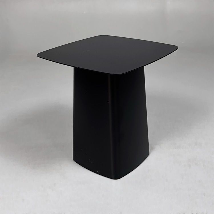 Begagnat soffbord Metal Side Table Medium från Vitra i svart. Mått: bredd 40 cm, djup 40 cm och höjd 44.5 cm. 