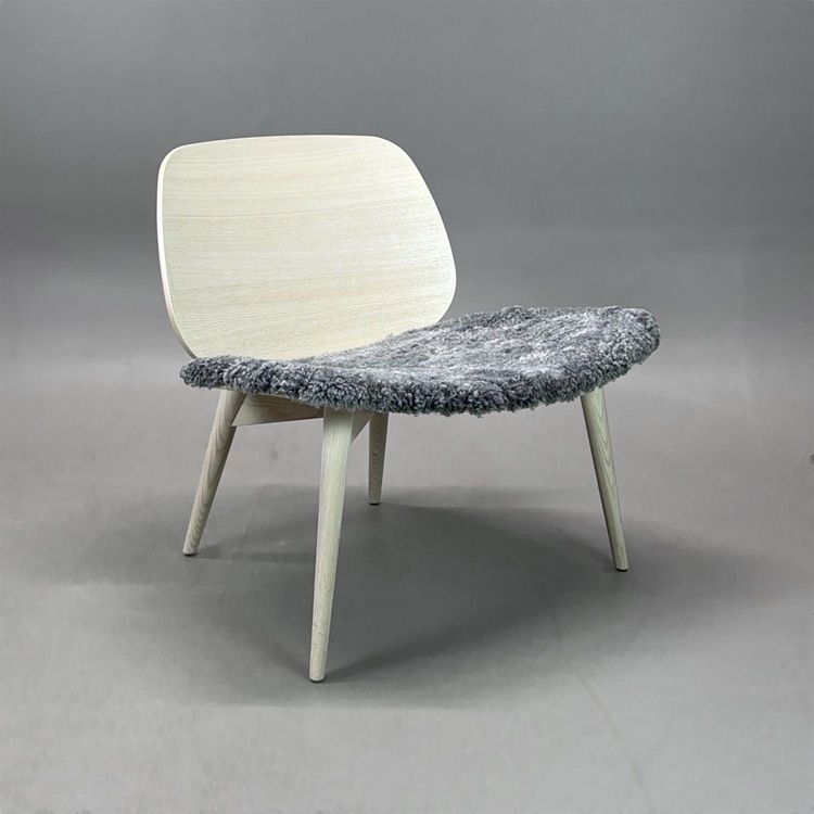 Begagnad fåtölj Papa F276 från Skandiform med stomme av askträ och sits i grått fårskinn. Mått: Bredd 70 cm, Djup 66 cm, Höjd 70 cm, sitthöjd 38 cm. 
