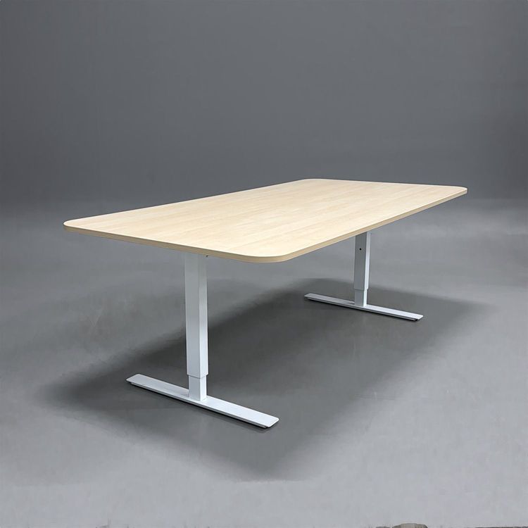 Begagnat konferensbord med bordsskiva i ask, rundade hörn och vitt stativ. Mått: Bredd 250 cm, djup 100 cm, höjd 72 cm.